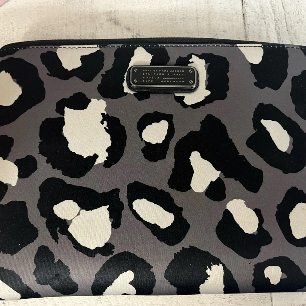 MARC by MARC JACOBS SLEEVE/ZIPPER POUCH